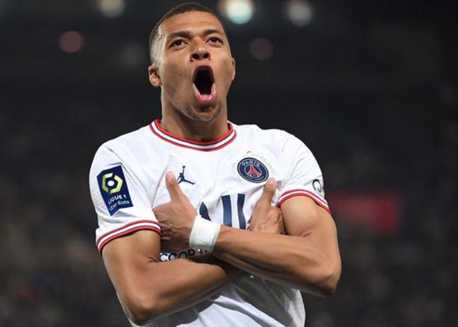 凯里·詹娜养女晒奢华生活，其母21岁跻身十亿富豪榜