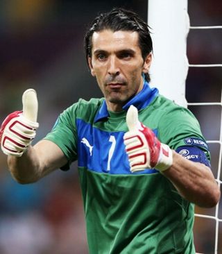 记者：阿坎吉因流感缺席训练，球员身体状况将于明日进行评估（记者：阿坎吉因流感无缘训练，身体情况将在明日评估）