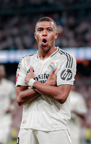 自己给自己颁奖！特朗普获首届FIFA和平奖 因凡蒂诺抛出争议言论（被指“自我加冕”，特朗普摘得首届FIFA和平奖，因凡蒂诺言论引发争议）